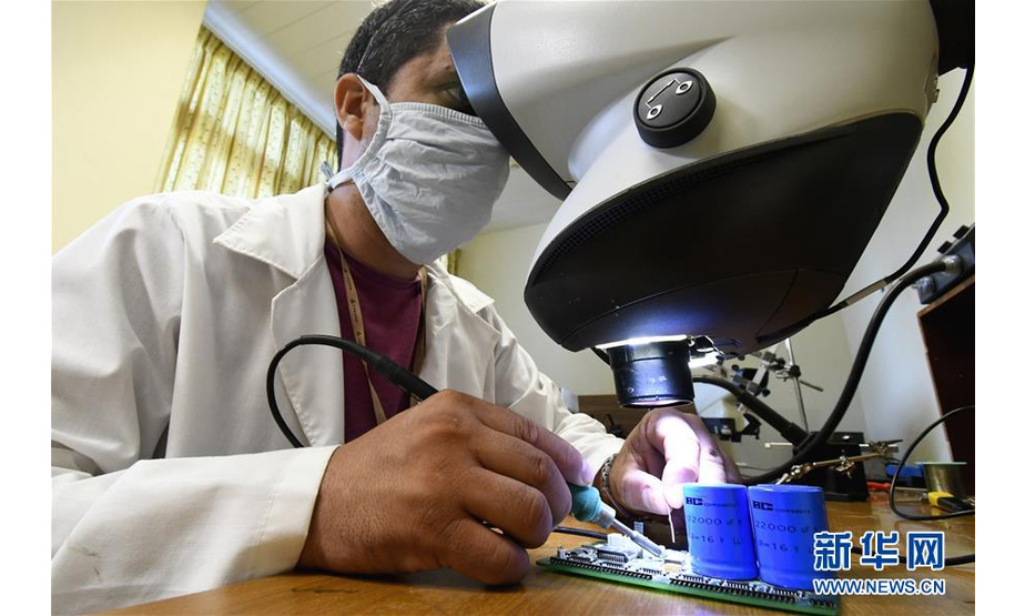 7月10日，在位于哈瓦那的古巴神经科学研究中心内，科研人员测试应急呼吸机的部件性能。 新华社发（华金·埃尔南德斯摄）