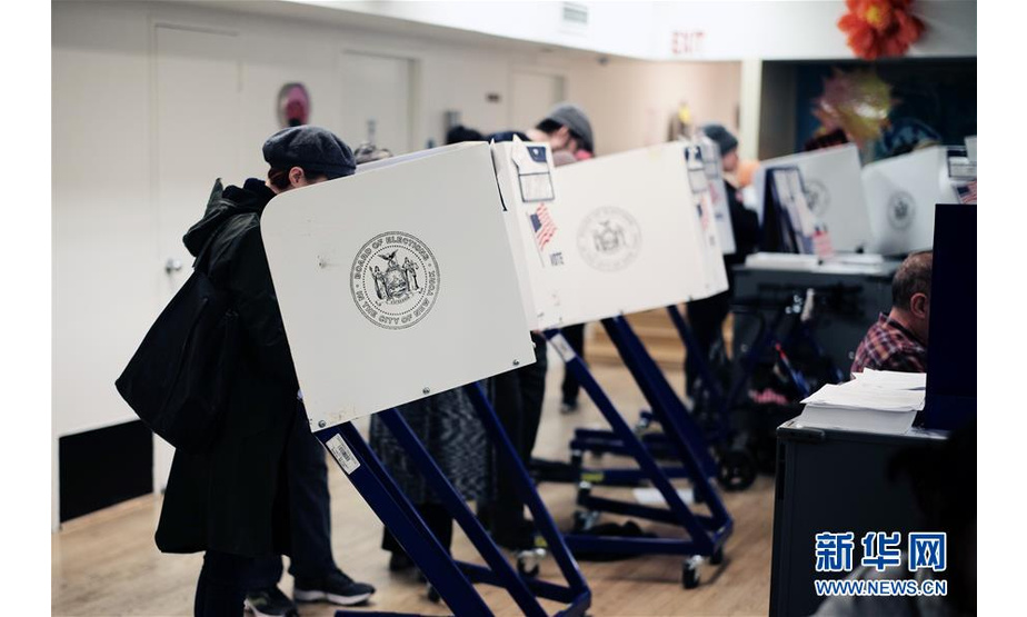11月6日，在美国纽约曼哈顿，选民在一处投票站填写选票。 当日，美国迎来2018年中期选举投票日。新华社记者李木子摄