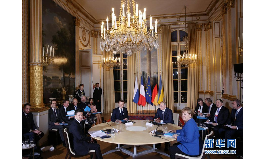 12月9日，在法国巴黎，（从左到右）乌克兰总统泽连斯基、法国总统马克龙、俄罗斯总统普京和德国总理默克尔出席“诺曼底模式”四国峰会。 “诺曼底模式”四国（俄乌德法）峰会9日在法国巴黎举行。“诺曼底模式”四国峰会始于2014年。以纪念诺曼底登陆为契机，法方邀请俄罗斯、乌克兰和德国领导人在法国诺曼底磋商，寻求解决乌克兰危机。 新华社记者高静摄