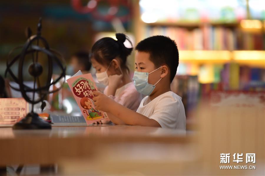 7月5日，小朋友在河北省定州市新华书店阅读图书。 新华社记者 朱旭东 摄