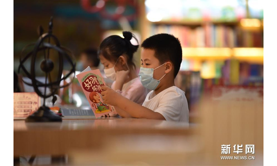 7月5日，小朋友在河北省定州市新华书店阅读图书。 新华社记者 朱旭东 摄