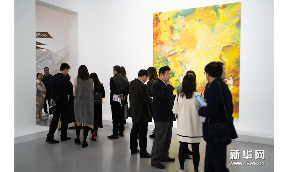 11月8日，观众在上海西岸美术馆参观常设展“时间的形态”。 新华社记者 张笑宇 摄