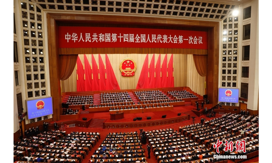 中新社记者 韩海丹 摄。3月13日，十四届全国人大一次会议在北京人民大会堂举行闭幕会。