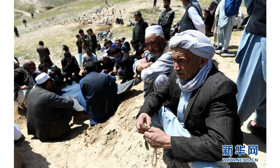 4月23日，在阿富汗首都喀布尔郊外的一处公共墓地，人们参加亲友的葬礼。新华社记者代贺摄
