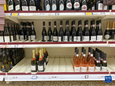 这是11月29日在英国贝辛斯托克一家超市拍摄的缺货的酒类货架。<br/><br/>　　货物供应不足、商品价格上涨、节日折扣减少……今年圣诞节来临前，英国消费者不得不面对供应链延迟和通胀加剧带来的双重压力。英国零售商协会首席执行官海伦·迪金森说，虽然零售商为确保圣诞节供应付出巨大努力，但问题仍未解决。“从农场到分销领域，整个供应链的劳动力短缺问题正推高成本，造成货架上出现一定的缺货。”<br/><br/>　　新华社发（蒂姆·爱尔兰摄）