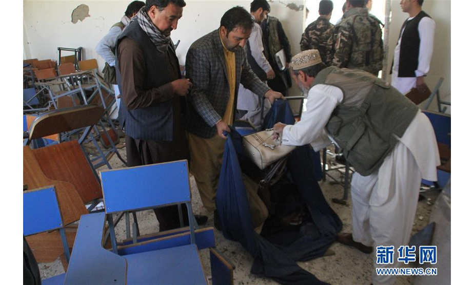 10月8日，在阿富汗加兹尼省，人们清理爆炸现场。 当日，位于阿富汗加兹尼省的加兹尼大学发生爆炸，造成19人受伤。目前爆炸原因不明。 新华社发（鲁胡拉 摄）