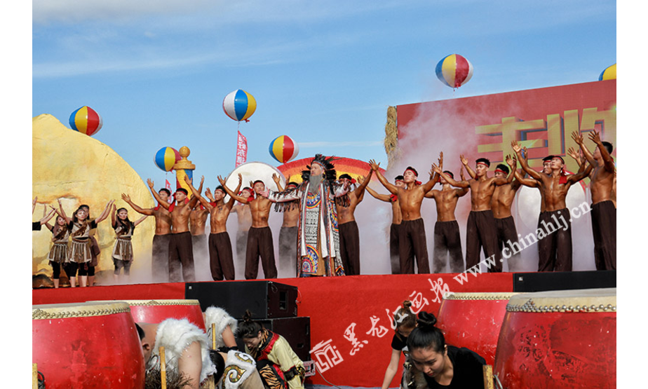 首个中国农民丰收节黑龙江·庆安分会场演出，开场节目《祈福+欢腾》。黑龙江画报记者 石启立 摄
