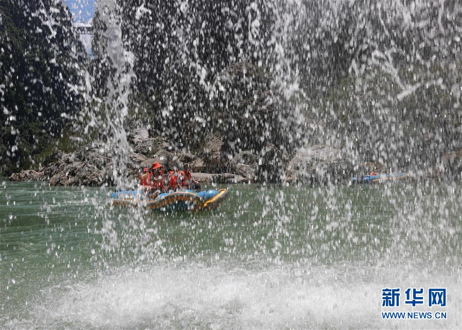 8月4日，游客在湖南省张家界市“百里画廊”茅岩河景区体验水上漂流项目。 连日来，湖南省张家界市出现持续高温晴热天气。张家界“百里画廊”茅岩河景区水上漂流避暑休闲项目受到游客青睐，人们在高山峡谷间的茅岩河上漂流冲浪，乐享夏日清凉。 新华社发（吴勇兵 摄）