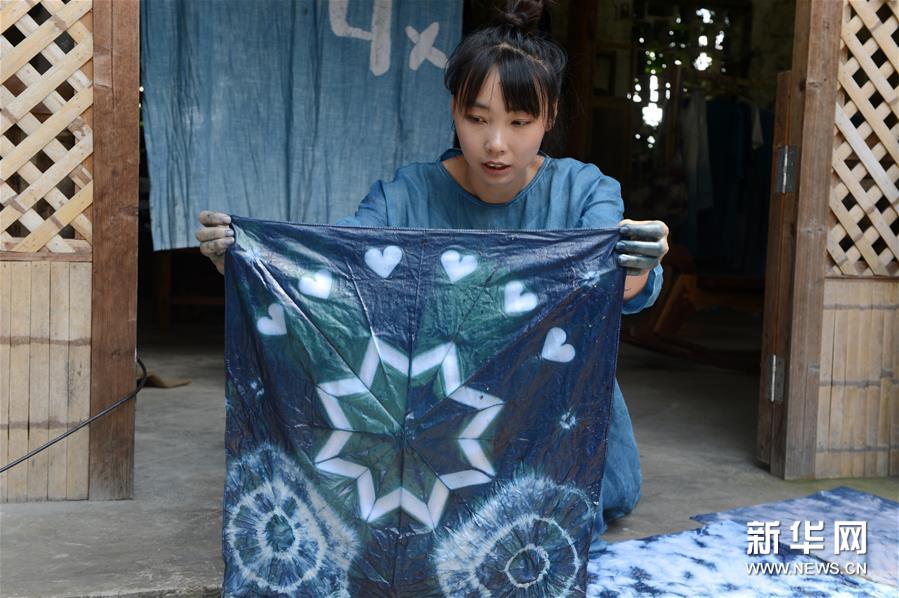6月30日，陈燃在染坊内展示正在氧化的蓝染作品。新华社记者 韩晓雨 摄
