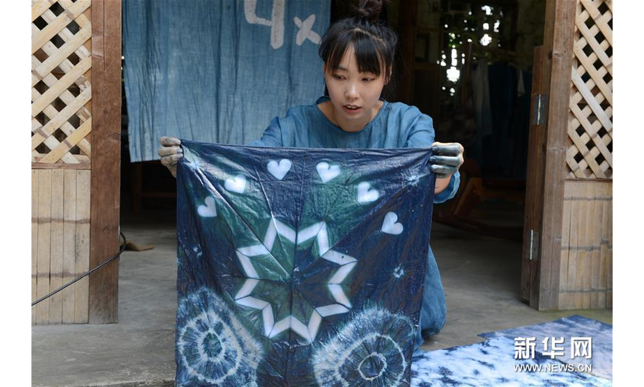 6月30日，陈燃在染坊内展示正在氧化的蓝染作品。新华社记者 韩晓雨 摄