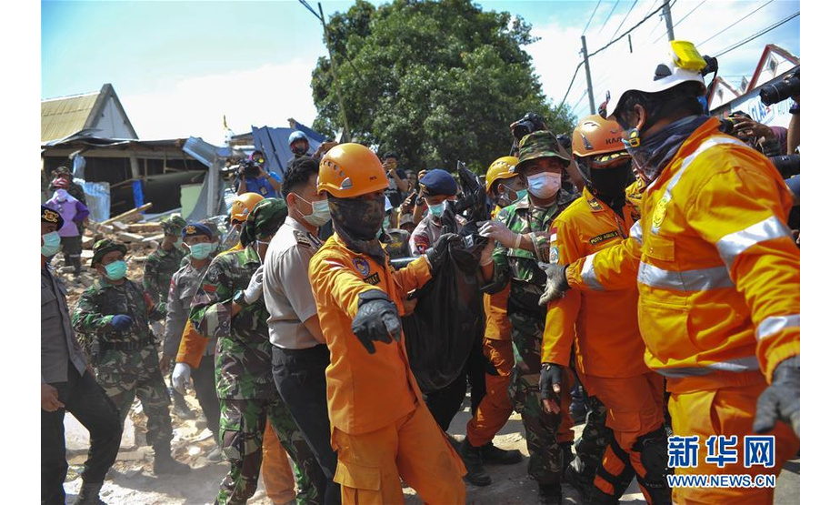 8月8日，在印度尼西亚龙目岛，救援人员运送地震遇难者遗体。印度尼西亚抗灾署8日说，5日发生的龙目岛地震死亡人数已经上升到131人，另有1477人受重伤。新华社发（祖勒卡纳因摄）