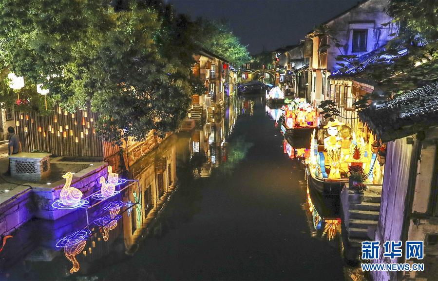 9月12日在昆山周庄古镇拍摄的花灯。新华社记者 杨磊 摄