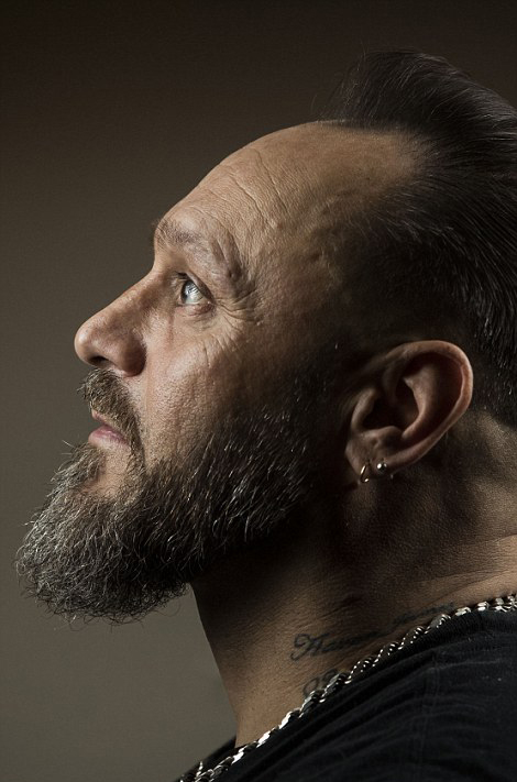 近日，英国约克郡胡须俱乐部举办了当地一年一度的“胡子庆典”，当地的很多男士，无论老少，都在现场亮出自己的胡子，与人们一比长短。