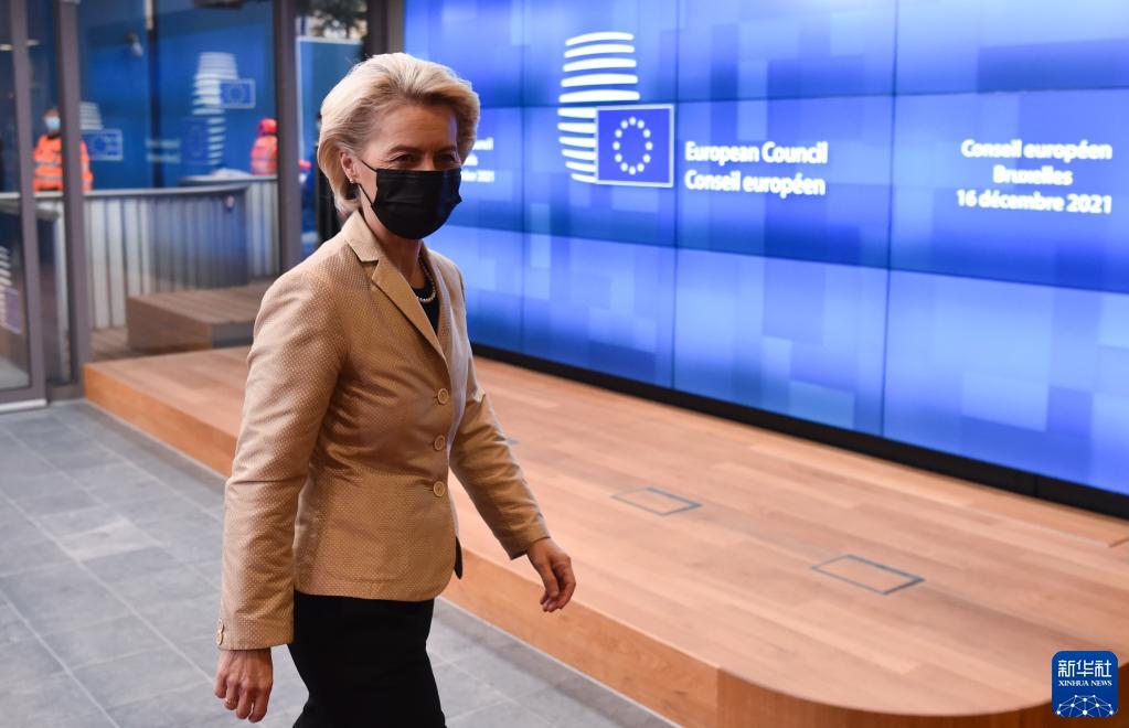 12月16日，在位于比利时布鲁塞尔的欧盟总部，欧盟委员会主席冯德莱恩准备出席欧盟峰会。

　　当天，欧盟成员国领导人在位于比利时首都布鲁塞尔的欧盟总部举行峰会。

　　新华社发（欧盟供图）