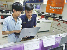 临近开学大学生忙着换“装备”手机电脑等成首选