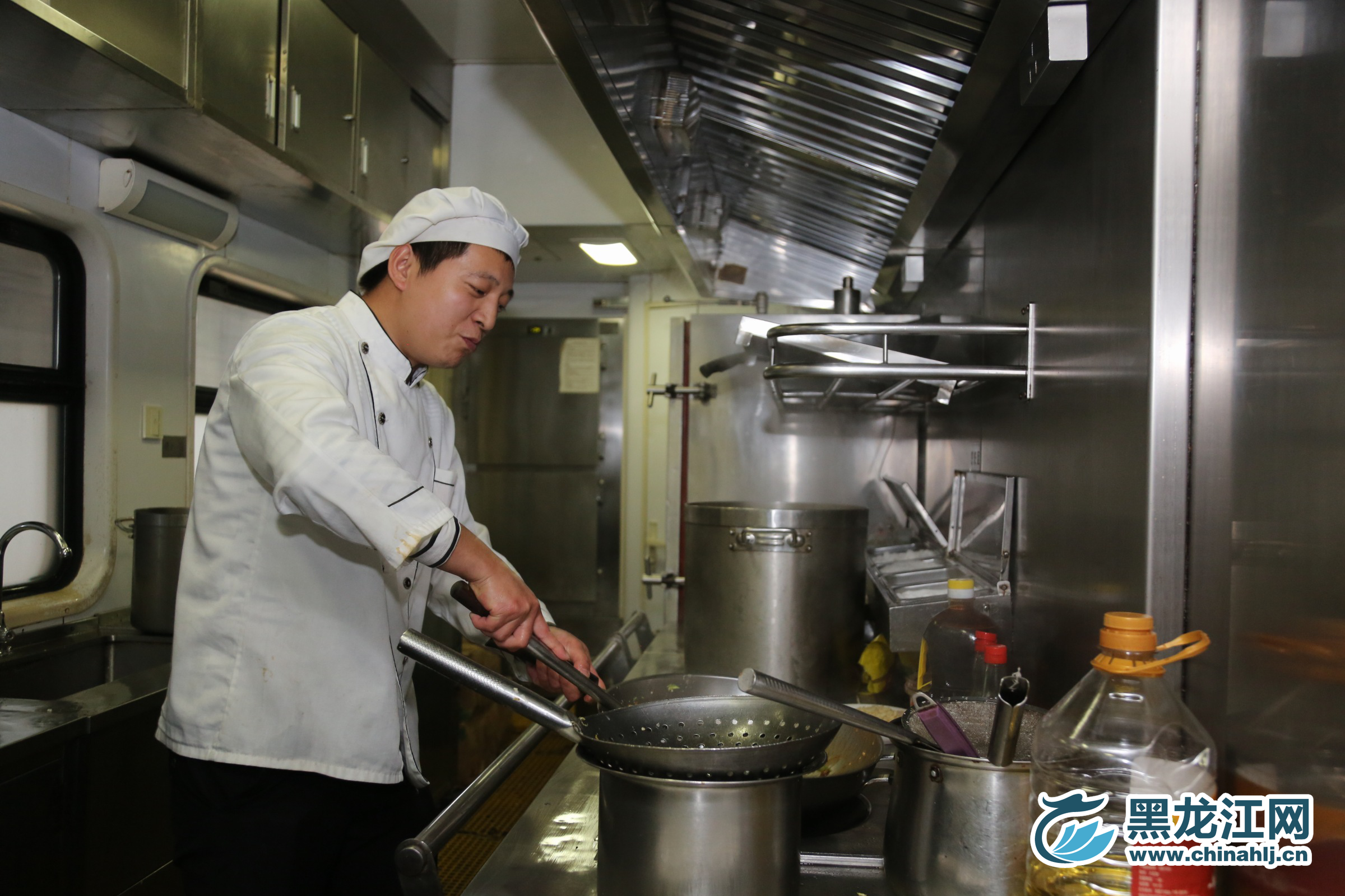 掌勺师傅正在炒菜。 石启立 摄
