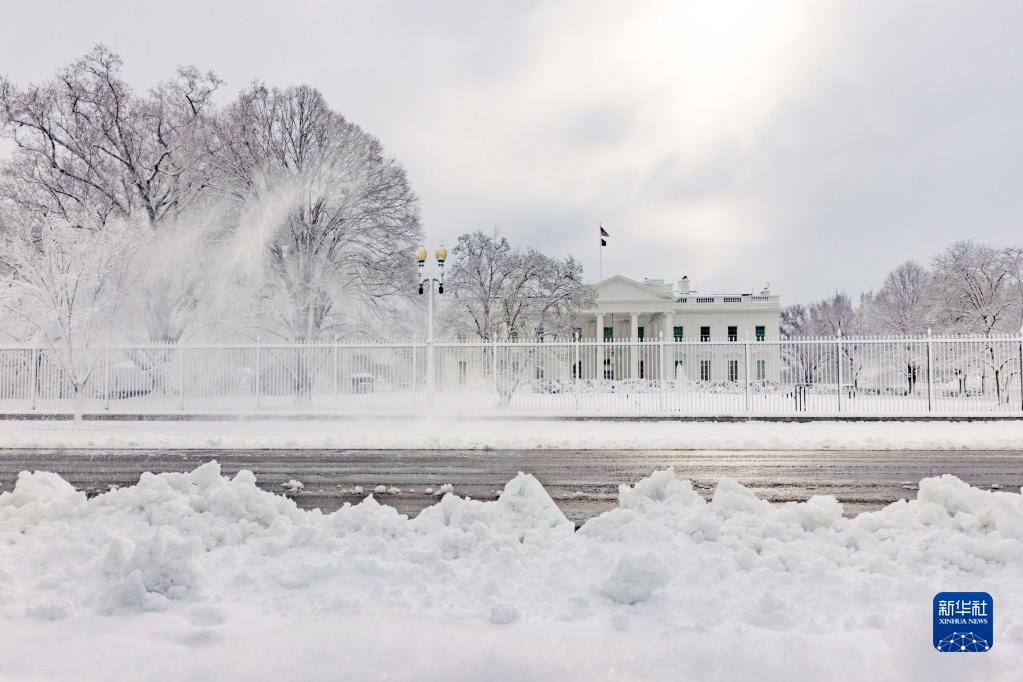 这是1月3日在美国首都华盛顿拍摄的雪后的白宫。当日，美国首都华盛顿及其周边地区普降暴雪。降雪导致部分航班晚点或取消，道路交通事故增多。新华社发（阿伦摄）