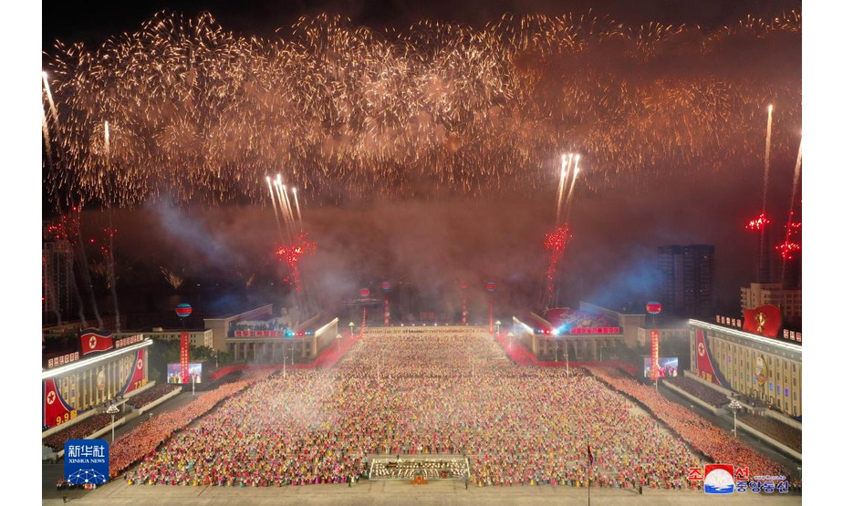 这张朝中社9月9日提供的图片显示的是阅兵式结束后燃放的庆祝礼花。

　　为庆祝朝鲜民主主义人民共和国成立73周年，朝鲜于9日零点开始在首都平壤市中心的金日成广场举行民间及安全武装力量阅兵式，朝鲜劳动党总书记金正恩出席并检阅了部队。

　　新华社/朝中社