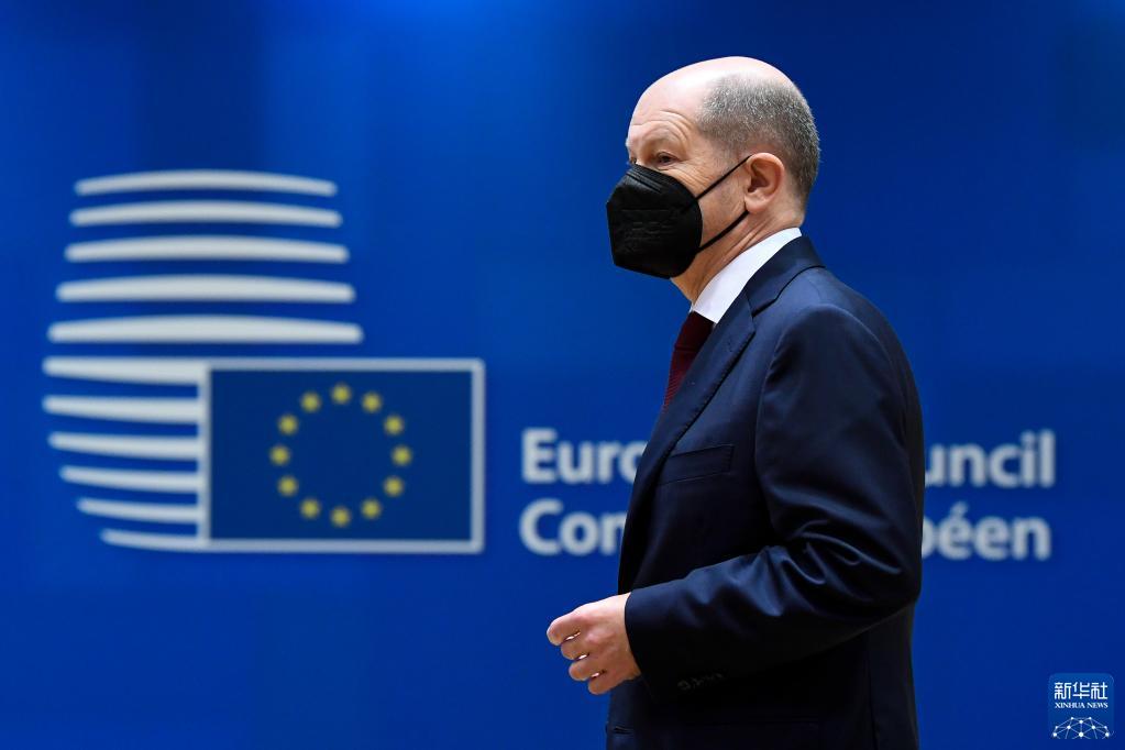 12月16日，德国总理朔尔茨抵达位于比利时布鲁塞尔的欧盟总部，准备出席欧盟峰会。

　　当天，欧盟成员国领导人在位于比利时首都布鲁塞尔的欧盟总部举行峰会。

　　新华社发（欧盟供图）