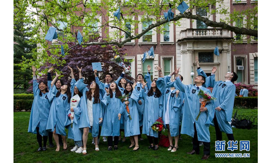 5月16日，在美国纽约，来自中国的毕业生参加哥伦比亚大学毕业典礼。当日，哥伦比亚大学举行2018年毕业典礼，学生、教职人员和毕业生家属等逾3.5万人参加。2018年哥伦比亚大学的毕业生超过1.5万名。新华社发（郭克摄）