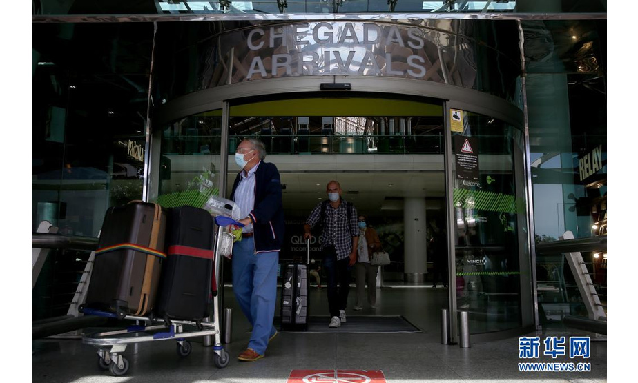 5月19日，旅客抵达葡萄牙里斯本机场。

　　17日是葡萄牙和英国互相开放边界、取消旅游限制的第一天。葡英两国成为首批互相取消旅游限制的欧洲国家。

　　新华社发（佩德罗·菲乌萨摄）