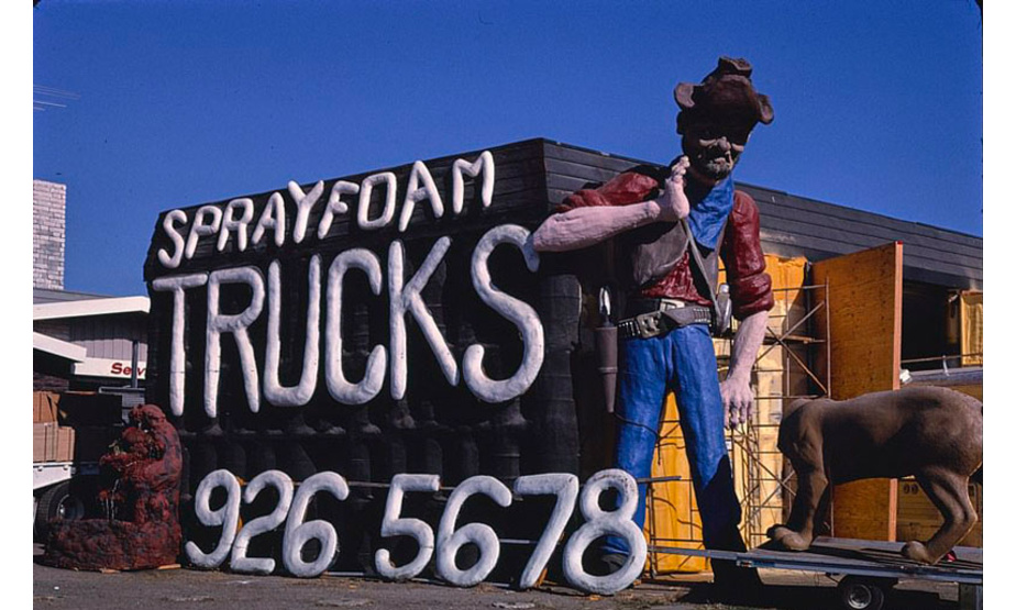 
1987年在俄勒冈州奥尔巴尼拍摄的喷射泡沫卡车，多亏了巨大的勘探者雕像和标志，从路边可以看到。