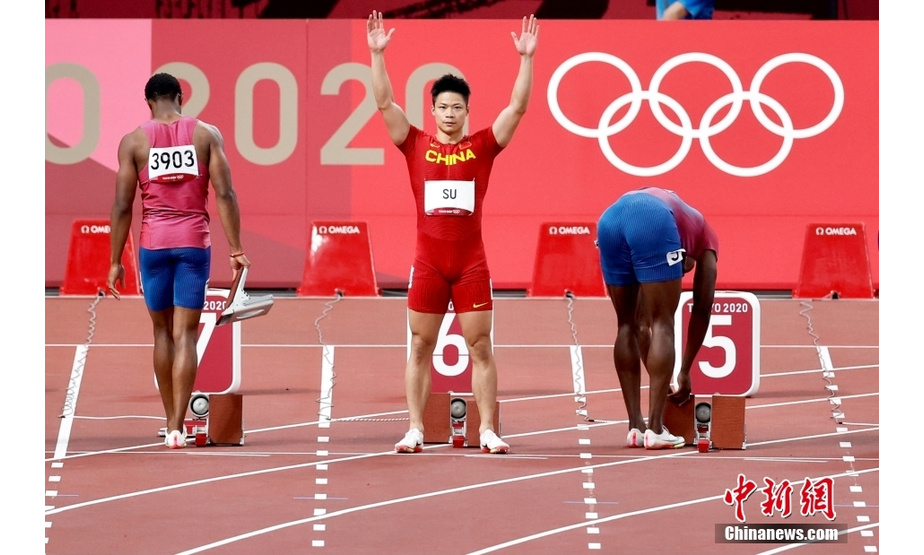 北京时间8月1日晚，在东京奥运会男子百米决赛中，中国选手苏炳添以9.98秒的成绩获得第六名，作为首位闯进奥运男子百米决赛的中国人，他再次创造了历史。中新社记者 富田 摄