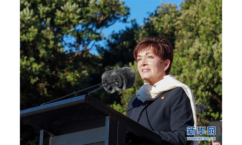 　3月17日，在新西兰惠灵顿，新西兰总督帕齐·雷迪在悼念活动上致辞。 3月17日，上万人在新西兰首都惠灵顿举行公共悼念活动，向克赖斯特彻奇枪击案死难者表示哀悼。 新华社发（张健勇摄）