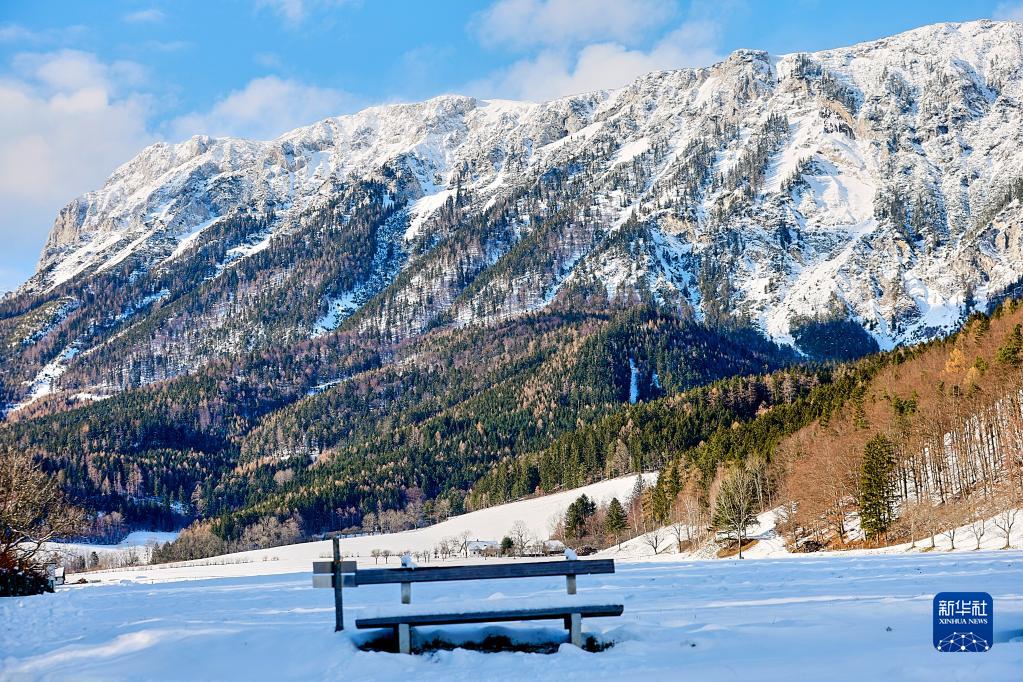 这是12月10日在奥地利下奥地利州一处山区拍摄的雪景。

　　近日，奥地利全境遭遇降雪天气，雪后的奥地利山区风景如画，美不胜收。

　　新华社发（乔治斯·施耐德 摄）