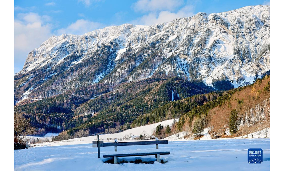 这是12月10日在奥地利下奥地利州一处山区拍摄的雪景。

　　近日，奥地利全境遭遇降雪天气，雪后的奥地利山区风景如画，美不胜收。

　　新华社发（乔治斯·施耐德 摄）