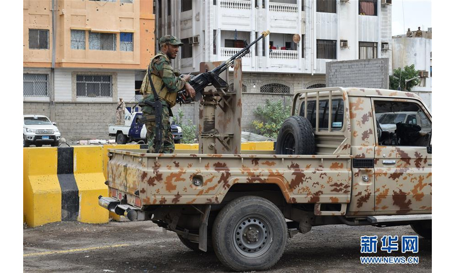 1月13日，在也门亚丁，一名南方过渡委员会武装部队人员站在车上。

　　亚丁消息：也门政府官员13日表示，也门政府和南方过渡委员会都拒绝按照协议从也门南部地区撤军。 新华社发（穆拉德摄）