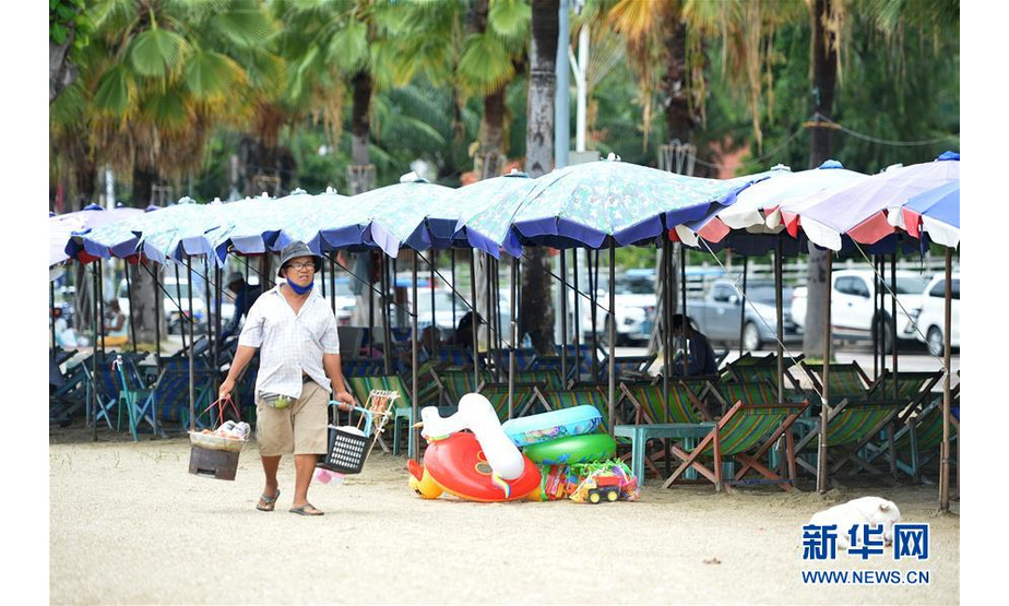 9月15日，一名商贩在泰国芭堤雅沙滩上兜售食物。 泰国国家经济社会发展委员会日前公布的数据显示，由于新冠疫情全球蔓延，国际游客数量锐减，泰国支柱产业旅游业损失惨重，导致泰国今年第二季度经济萎缩12.2%，而全年预计经济萎缩程度很可能超过上世纪末亚洲金融危机时期。 新华社发（拉亨摄）