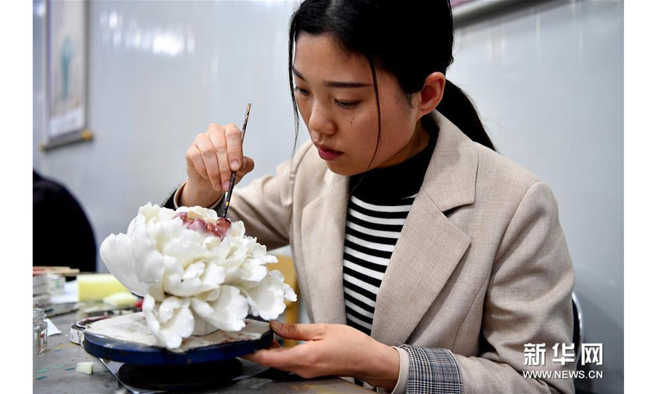 4月25日，洛阳牡丹瓷股份有限公司的员工为牡丹瓷半成品上色。 新华社记者 李嘉南 摄