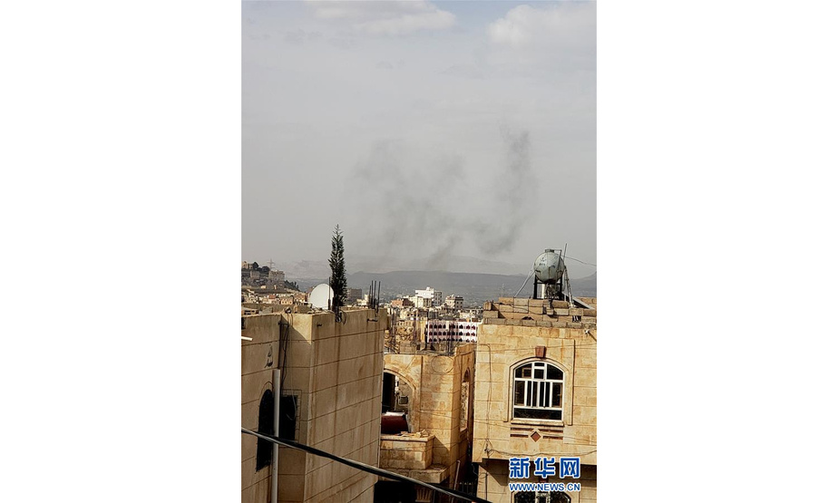 7月1月，也门首都萨那遭空袭后冒出浓烟。 据马西拉电视台1日报道，也门首都萨那当天多次遭战机空袭，胡塞武装称多国联军实施了空袭。 新华社发（穆罕默德摄）