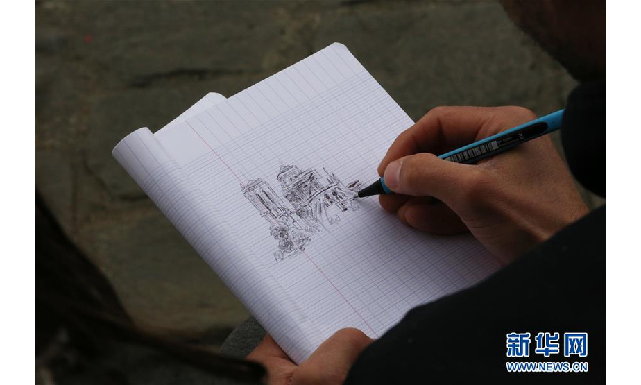 4月16日，在法国巴黎，一名市民为“受伤”的巴黎圣母院写生。新华社记者 高静 摄