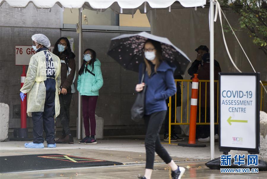 　　10月15日，在加拿大多伦多，人们在一处新冠病毒检测中心外排队等候检测。 截至当日下午，加拿大累计新冠确诊病例上升至193600例，累计死亡病例9751例。 新华社发（邹峥摄）

