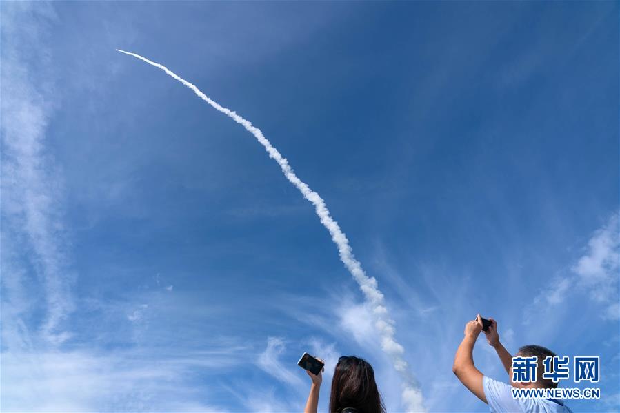 9月15日9时23分，我国在黄海海域用长征十一号海射运载火箭，采取“一箭九星”方式将“吉林一号”高分03-1组卫星送入预定轨道，发射获得圆满成功。 新华社记者 才扬 摄