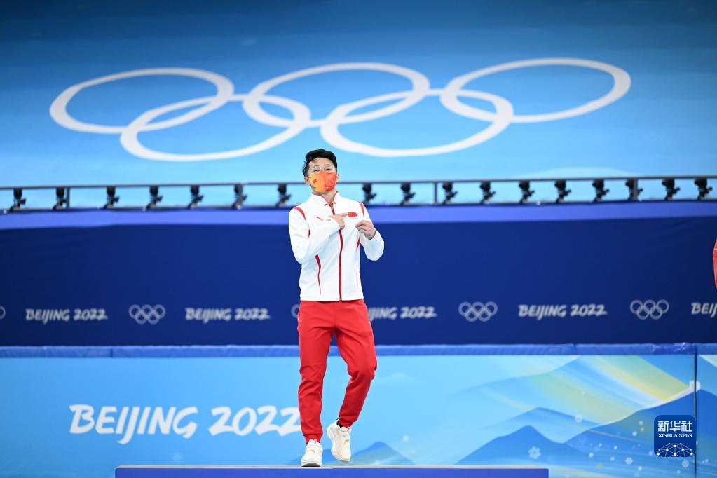 2月7日，任子威在颁发礼品仪式上。

　　当日，在首都体育馆举行的北京2022年冬奥会短道速滑项目男子1000米决赛中，中国选手任子威夺得冠军。

　　新华社记者 鞠焕宗 摄