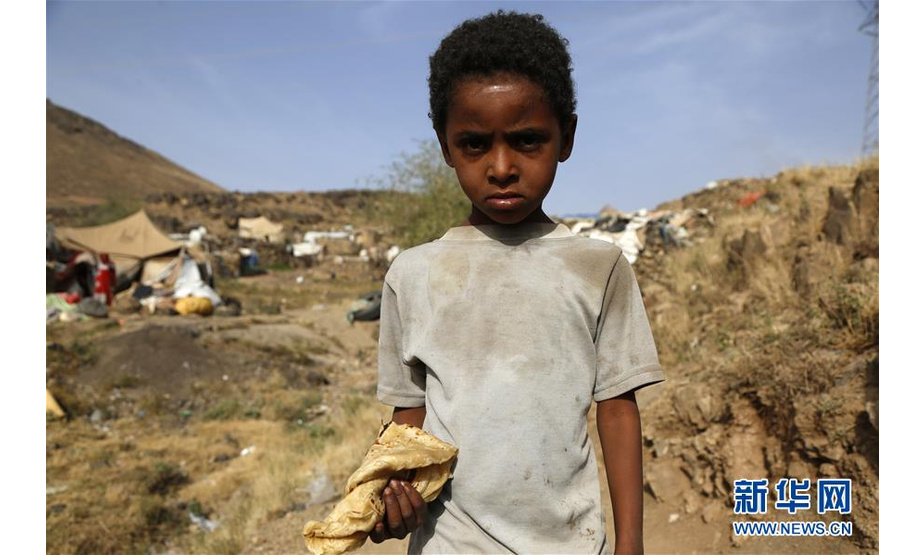 这是7月22日在也门萨那郊区一座流离失所者居住的营地内拍摄的儿童。 据联合国数据表明，也门内战爆发四年多来已迫使约330万人流离失所，也门人口的80%、即超过2400万人需要人道主义援助，其中约1000万人面临严重食品短缺。 新华社发（穆罕默德 摄）