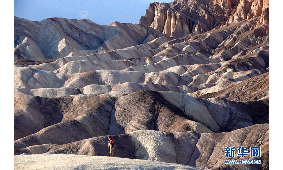 1月11日，游客在美国加利福尼亚州死亡谷游览。 位于美国加州东部的死亡谷属于莫哈韦沙漠的一部分，是美国最大、也是最干旱的国家公园。死亡谷恶水盆地附近的地势低于海平面约86米，为北美洲最低点。 新华社记者 吴晓凌 摄