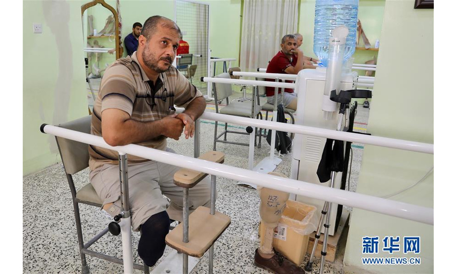 这是7月11日，在伊拉克库尔德自治区首府埃尔比勒的康复中心，40岁的摩苏尔银匠穆罕默德参加康复训练。 　　新华社发（哈利勒·达伍德摄）