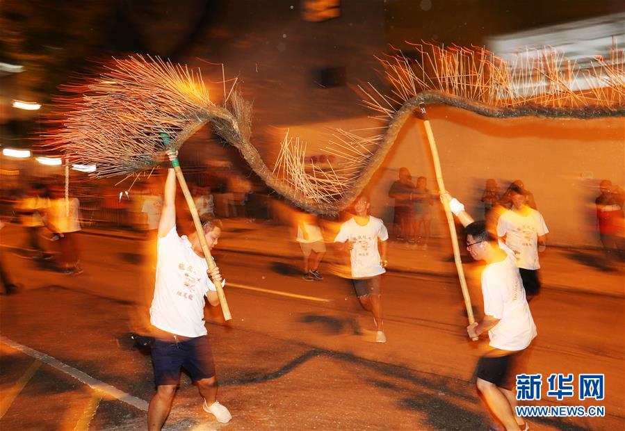 这是9月12日拍摄的香港街头舞火龙表演。新华社记者 李钢 摄