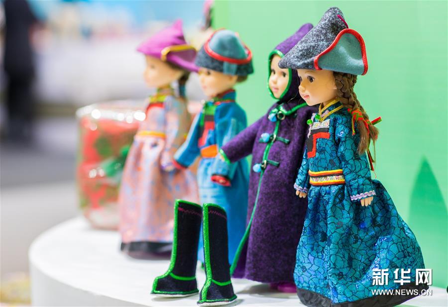 这是非遗年货展上的蒙古族人偶文创产品（1月14日摄）。新华社发（丁根厚 摄）