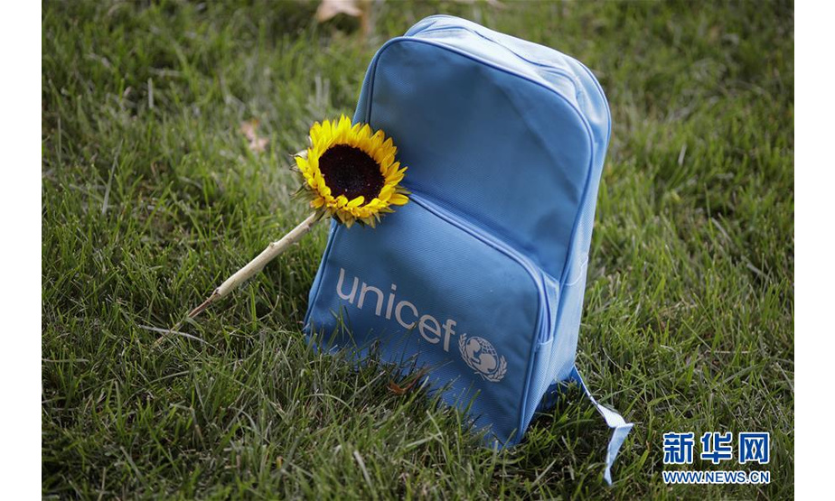 这是9月10日在纽约联合国总部拍摄的联合国儿童基金会制作的装置艺术作品，3758只蓝色书包象征了2018年在世界各冲突地区丧生的儿童。新华社记者 李木子 摄 