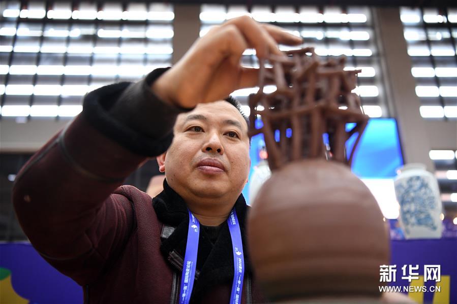 12月1日，参赛选手在陶艺技能大赛现场制陶。新华社记者唐奕摄
