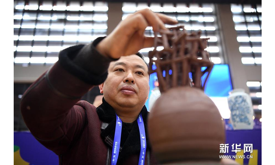 12月1日，参赛选手在陶艺技能大赛现场制陶。新华社记者唐奕摄