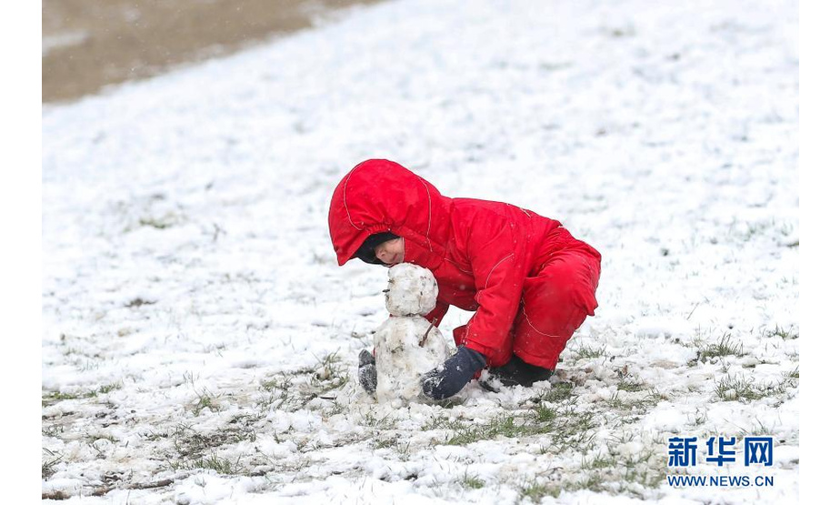 2月7日，一名儿童在比利时布鲁塞尔的五十周年纪念公园玩雪。

　　当日，比利时首都布鲁塞尔迎来降雪天气，众多市民外出赏雪、游玩。

　　新华社记者 张铖 摄