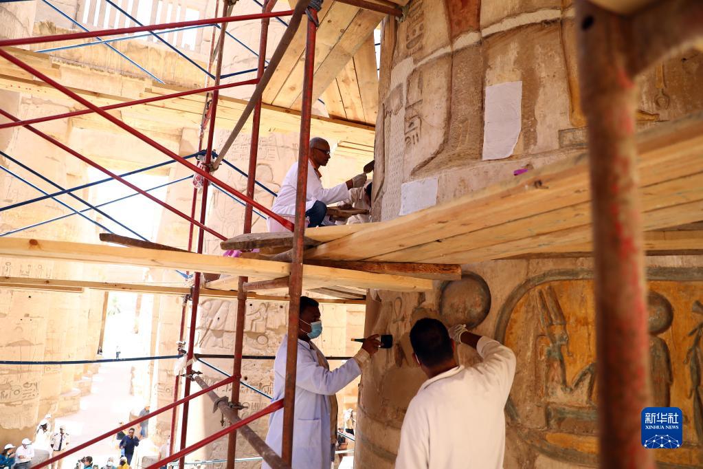 8月25日，工作人员在埃及卢克索的卡纳克神庙建筑群进行修复工作。

　　埃及对位于南部城市卢克索的卡纳克神庙等众多文物古迹开展修复保护工作。

　　新华社发（艾哈迈德·戈马摄）