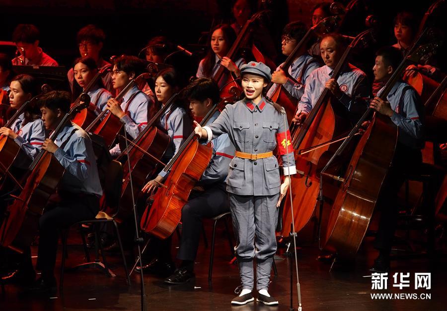 10月15日，上海音乐学院师生在上音歌剧院演出《长征组歌》。新华社记者 任珑 摄