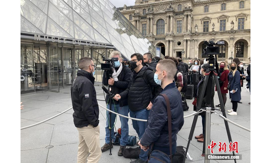 当地时间5月19日，法国巴黎卢浮宫恢复向公众开放。受疫情影响，卢浮宫等博物馆一度关闭长达半年多的时间。图为众多媒体记者在卢浮宫采访。 中新社记者 李洋 摄